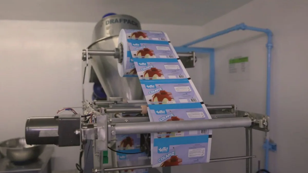 Línea de envasado automático de Costa Viva con sachets saliendo hacia el empaque