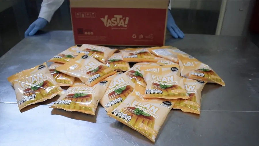 Sachets de flan de la marca Yastá producidos por Costa Viva, listos para empaque